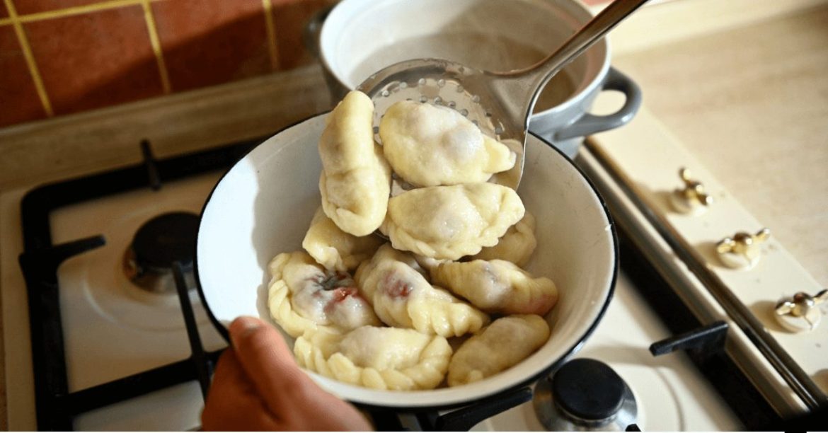 wyciąganie pierogów na talerz