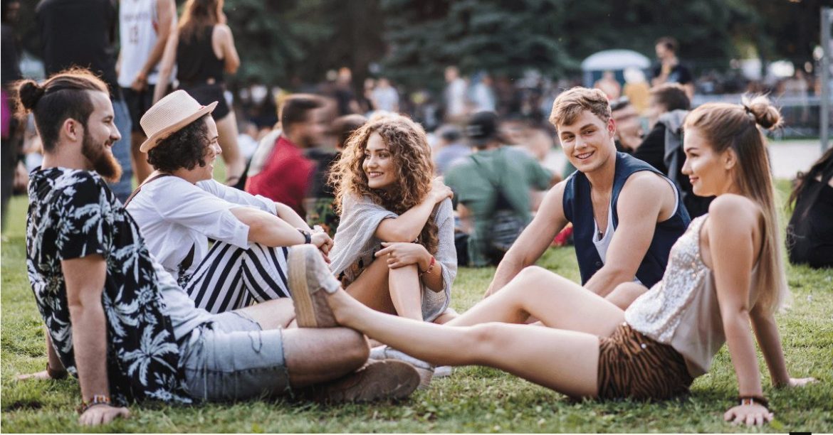 przyjaciele relaksujący się w parku