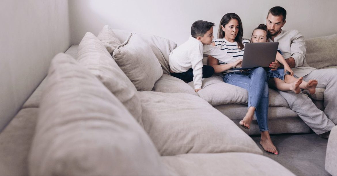 rodzina sprawdzająca coś w kompie