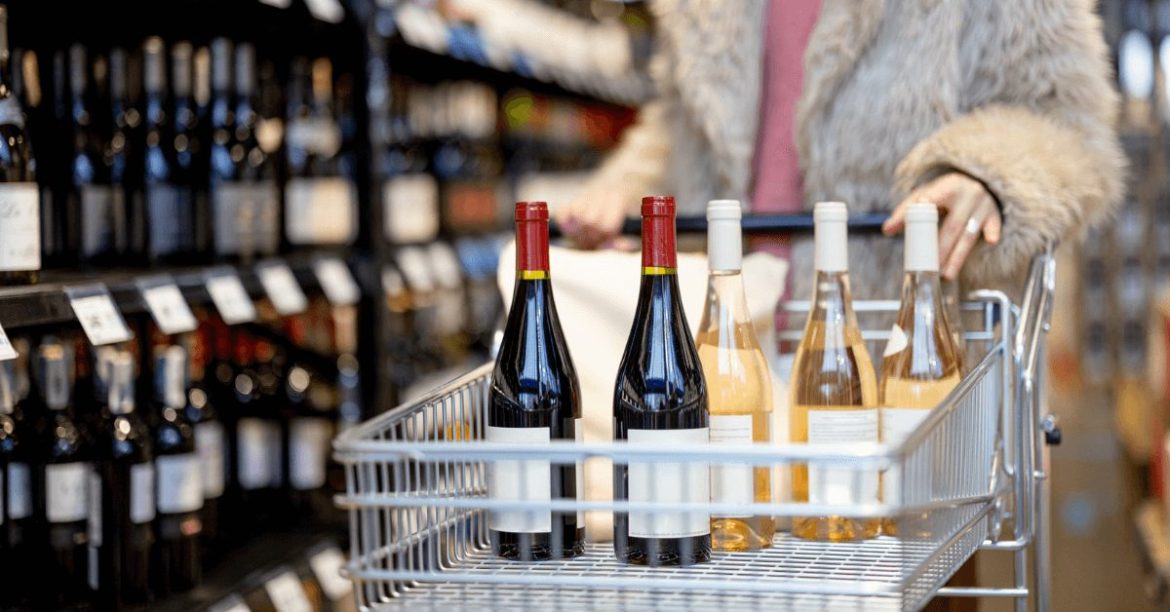 butelki wina w koszyku
