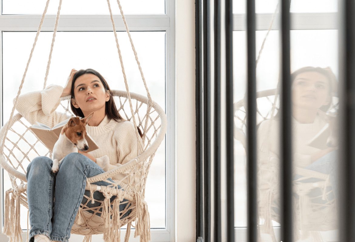 dziewczyna na huśtawce domowej z psem