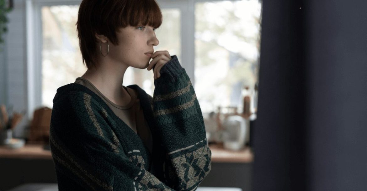 dziewczyna patrząca smutno w okno