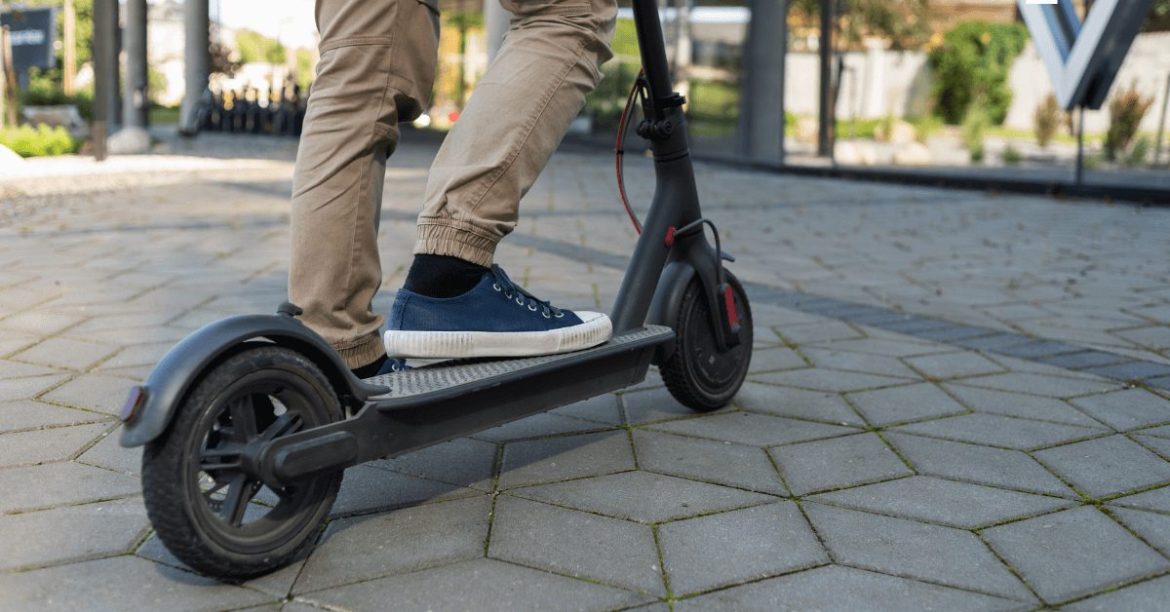 noga chłopca na hulajnodze elektrycznej