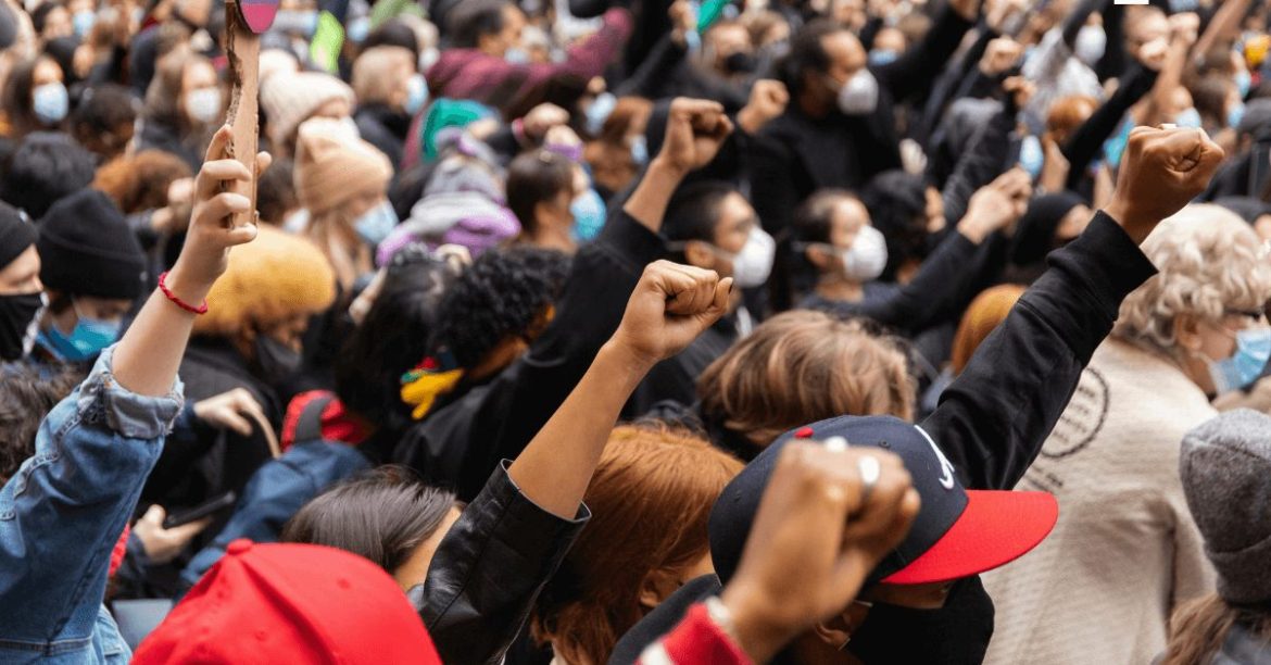 tłum wściekłych ludzi