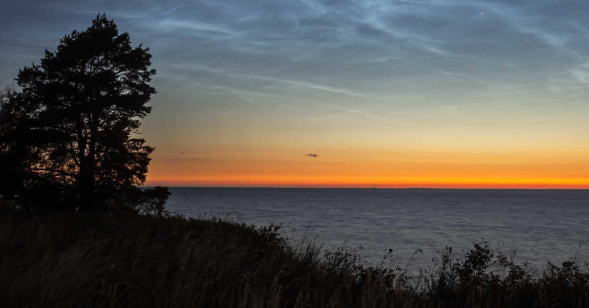 widok na jezioro nocą