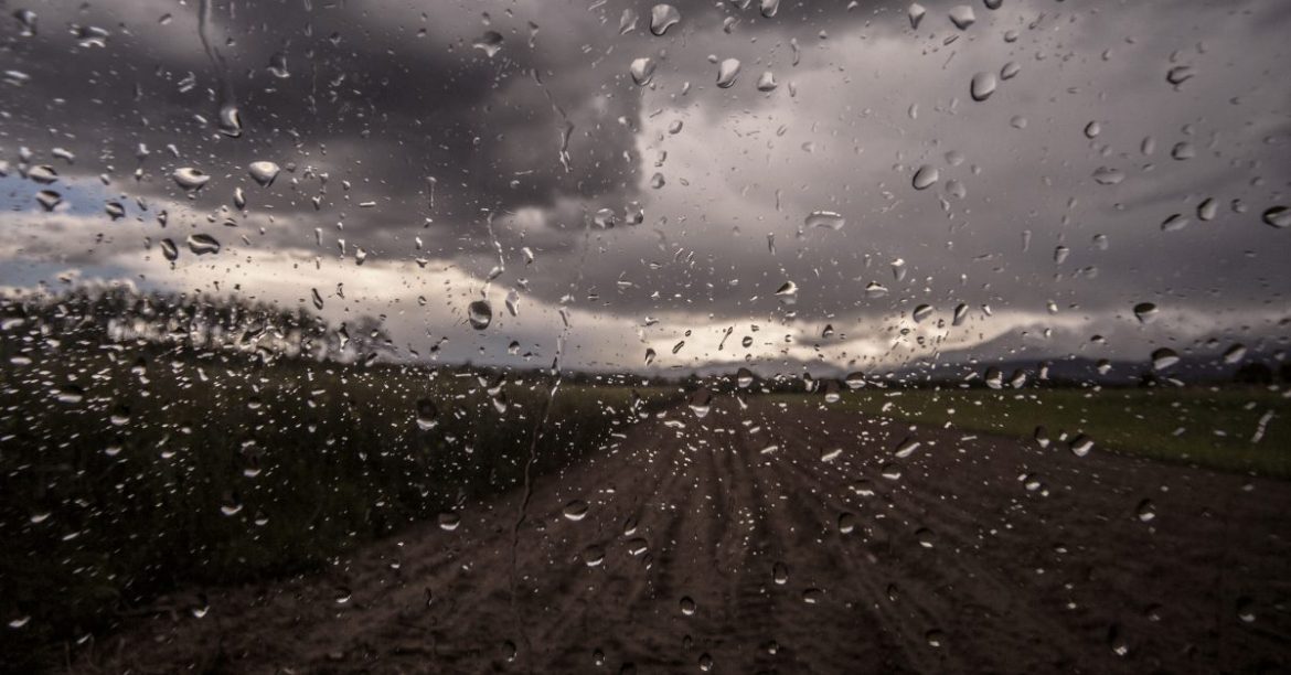 widok przez szybę w deszczu