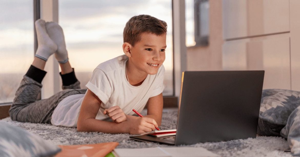 Domowa drukarka, która odrabia lekcje razem z dziećmi – jak Brother wspiera naukę w każdym wieku