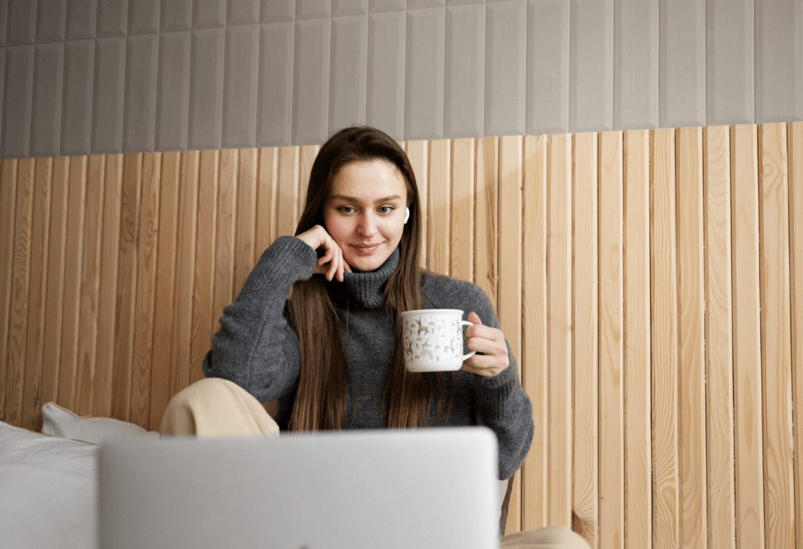 kobieta z kubkiem herbaty w golfie praca zdalna