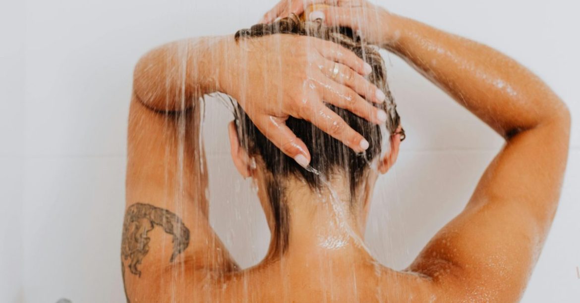 kobieta tyłem pod prysznicem