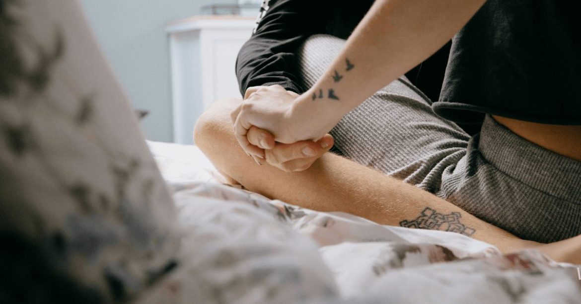 para trzymająca się za ręce