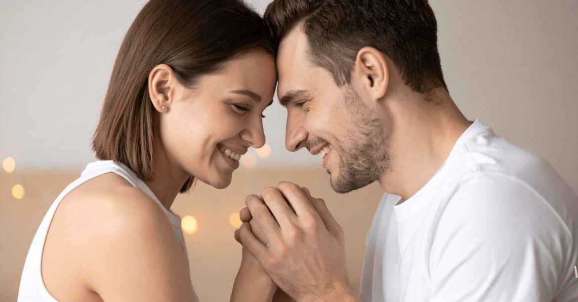 para zbliżona czołami