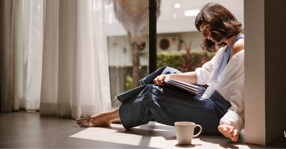 wyluzowana dziewczyna na podłodze w domu