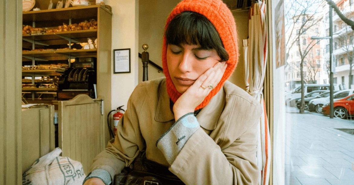 zmęczona laska w kawiarni