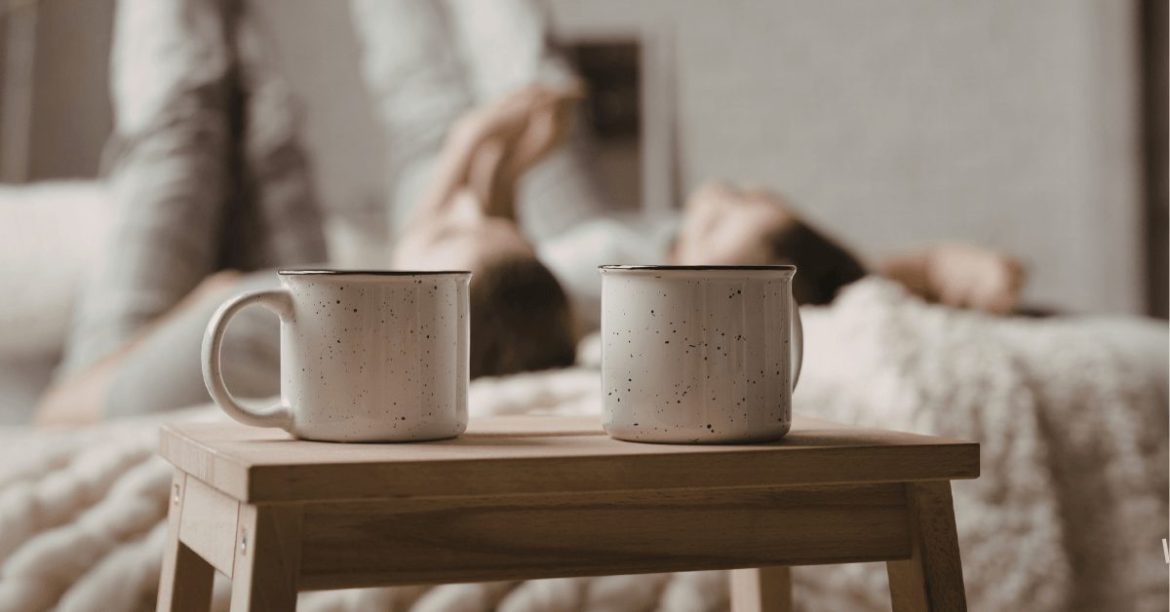 dwa kubki kawy na tle pary