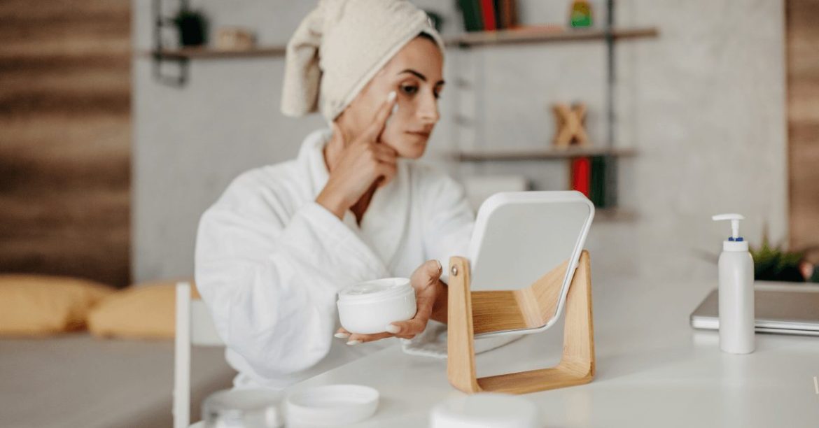 kobieta robiąca poranną pielęgnację