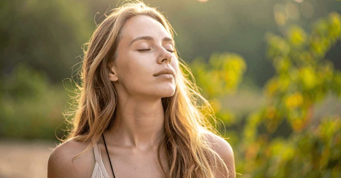 kobieta wystawiająca twarz do słońca