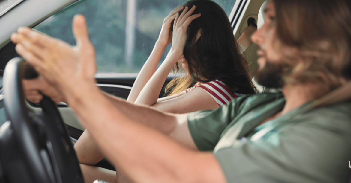 para kłócąca sie za kierownicą