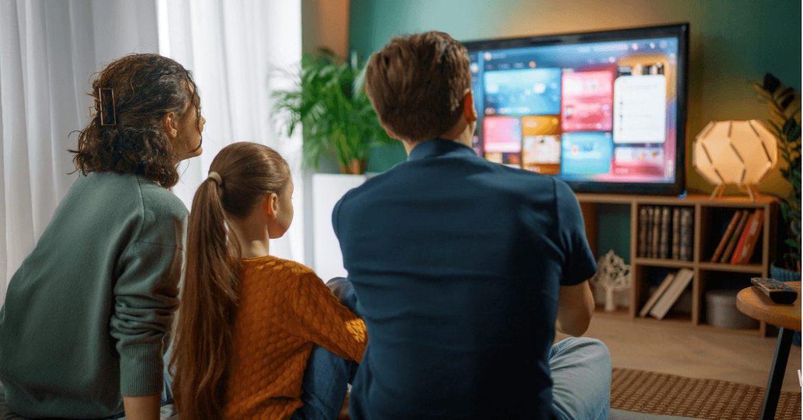rodzina oglądająca telewizję online