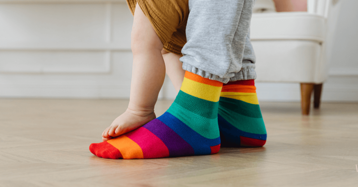 stópki dziecka na stopach rodzica