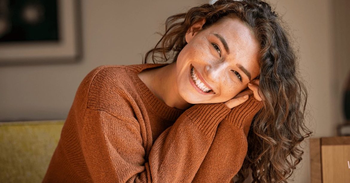 uśmiechnięta kobieta