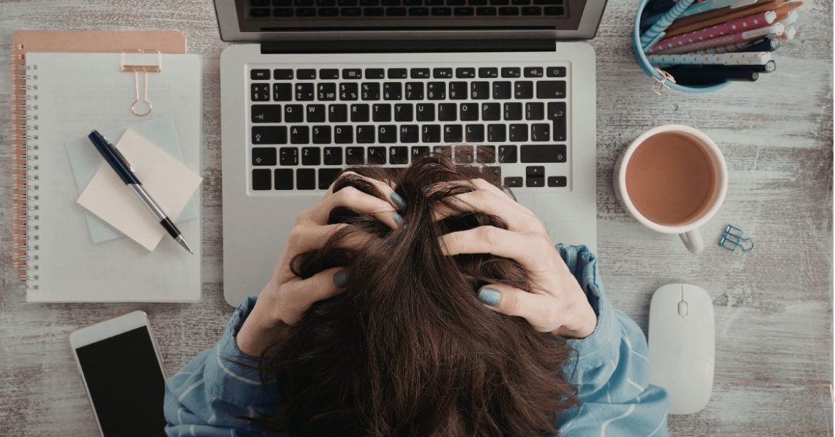 zmęczona głowa nad klawiaturą
