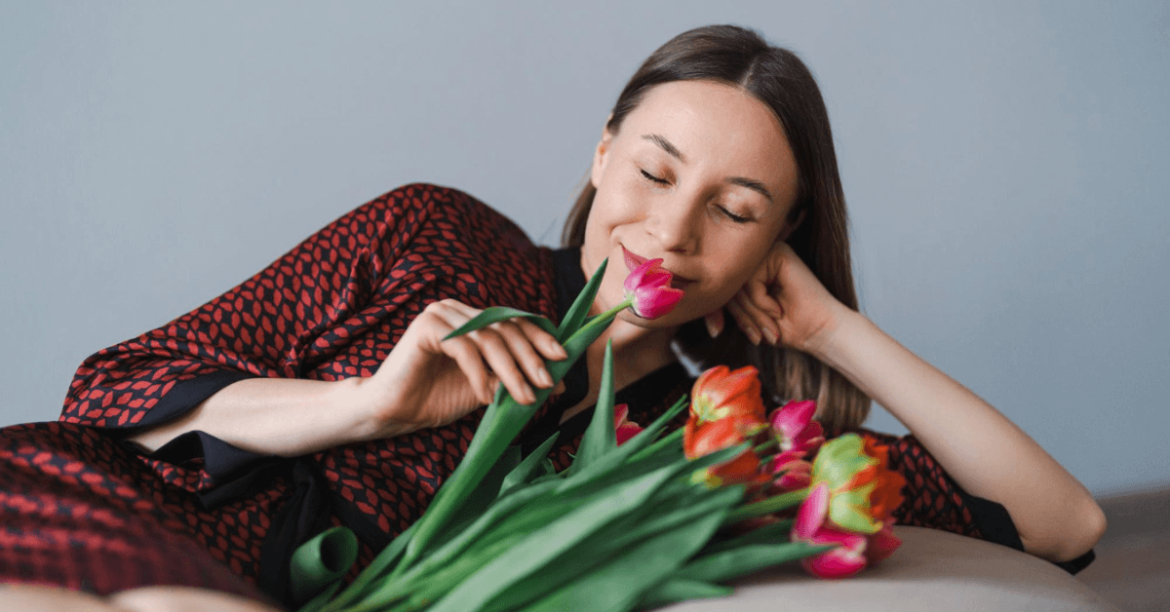 kobieta wąchająca tulipany