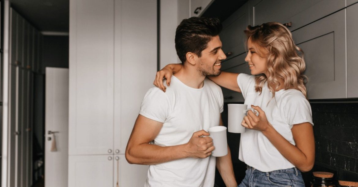 para przytulająca się w kuchni